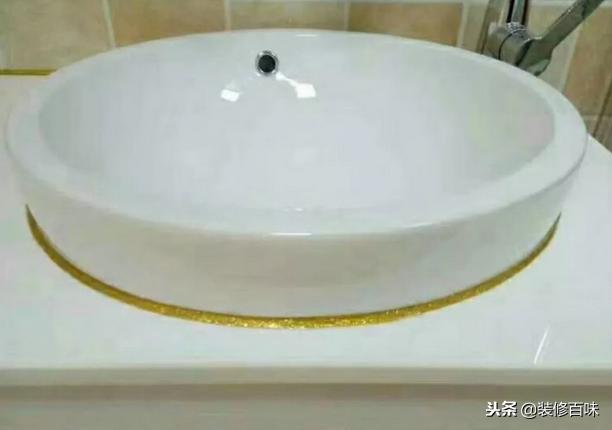 白色的玻璃胶发霉什么原因,家里的玻璃胶发霉怎么办