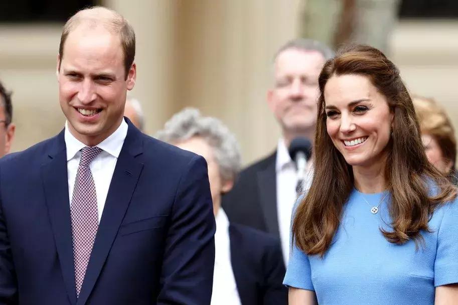 学习打球比赛两不误,学习踢球基本功