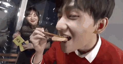 杨烁从年轻到现在颜值变化,杨烁是帅还是有魅力