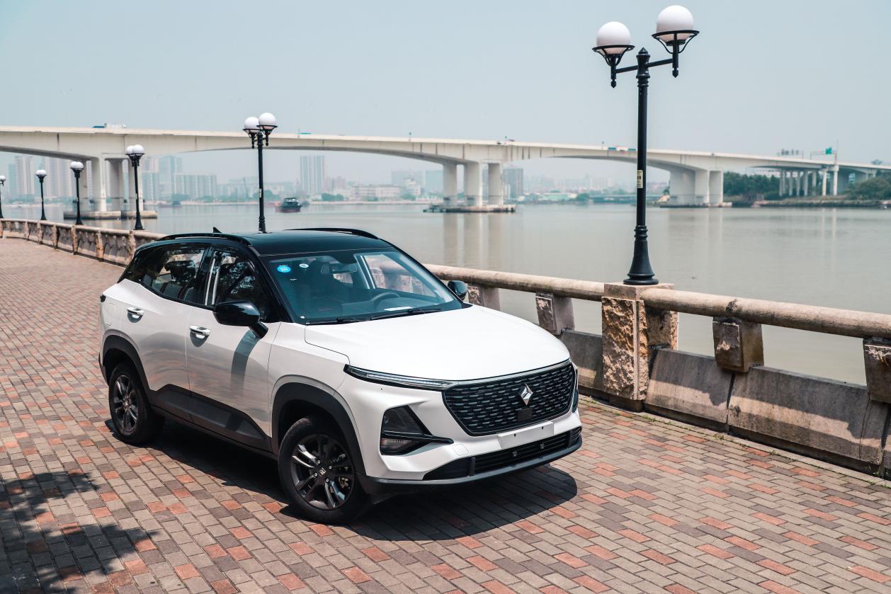 美女淘宝店主当车模,为爱车打CALL,能发微信的RS-3让她时刻在线