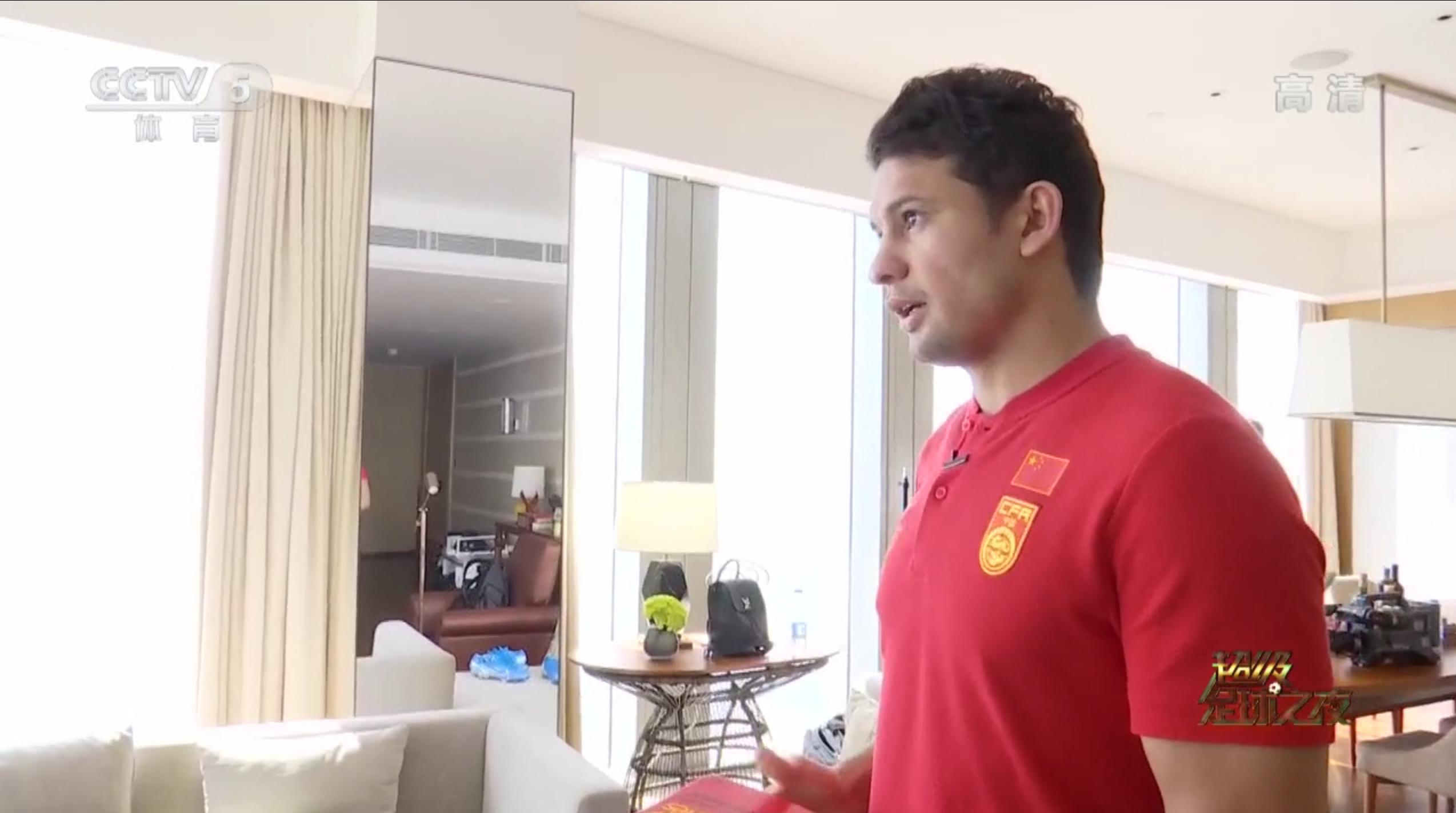 国足前锋艾克森独居广州豪宅！正对广州塔一线江景1楼客厅2楼卧室