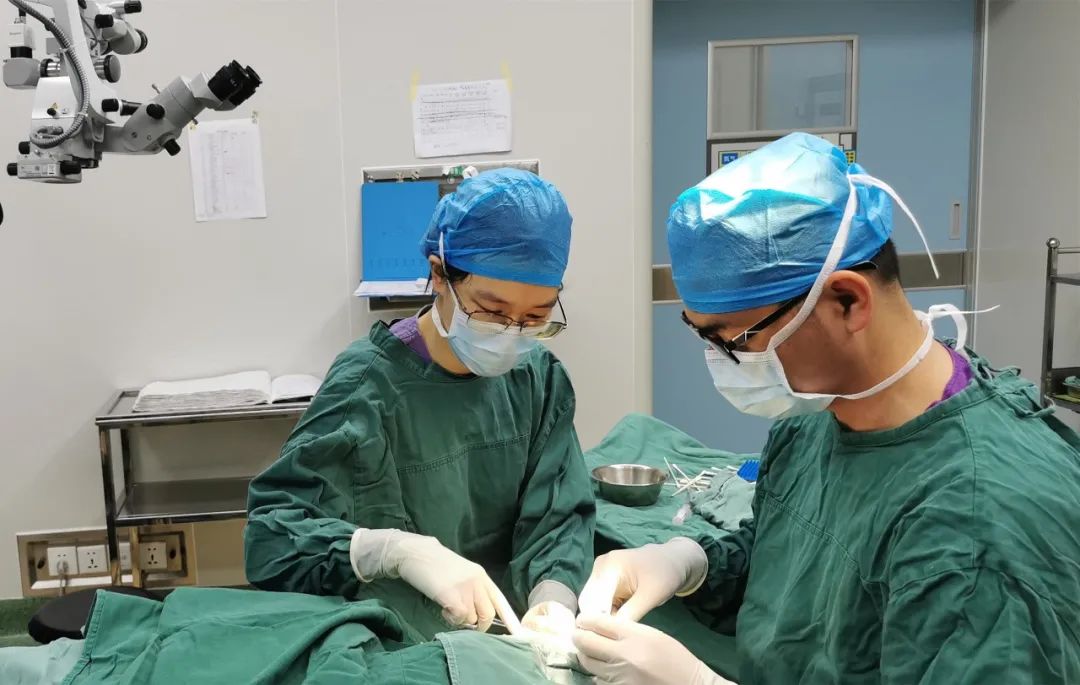 脸上大黑斑竟是“*弹炸**”，桂林女教师医院“拆弹”