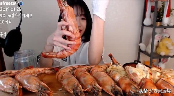 韩版“千千”1米4的萝莉身高，却狂嗑9只40cm大虾加泡面！