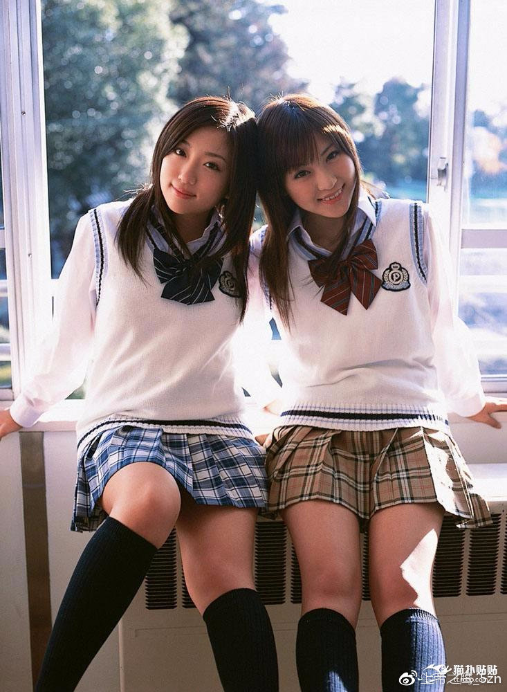 百褶裙长筒袜高跟鞋,高跟鞋配长筒袜与淑女裙