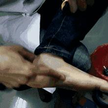 两个手指夹住耳朵奇迹发生了,用两个手指夹住耳朵揉