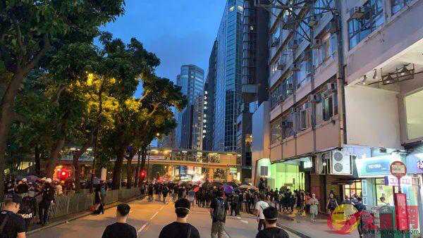 最新：香港警方旺角清场！暴徒竟拆*旗国**升“独”旗