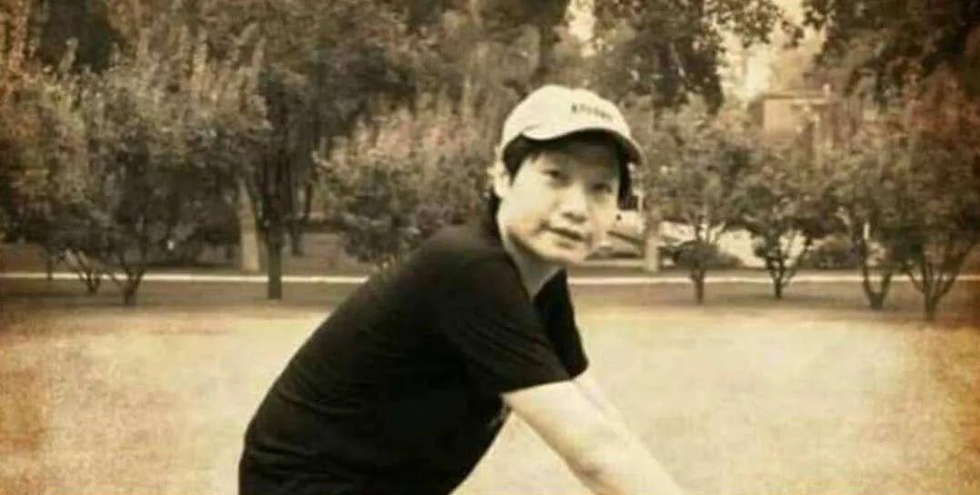 戴口罩直播一天卖300百万的雷军，像极了当初的李嘉诚。