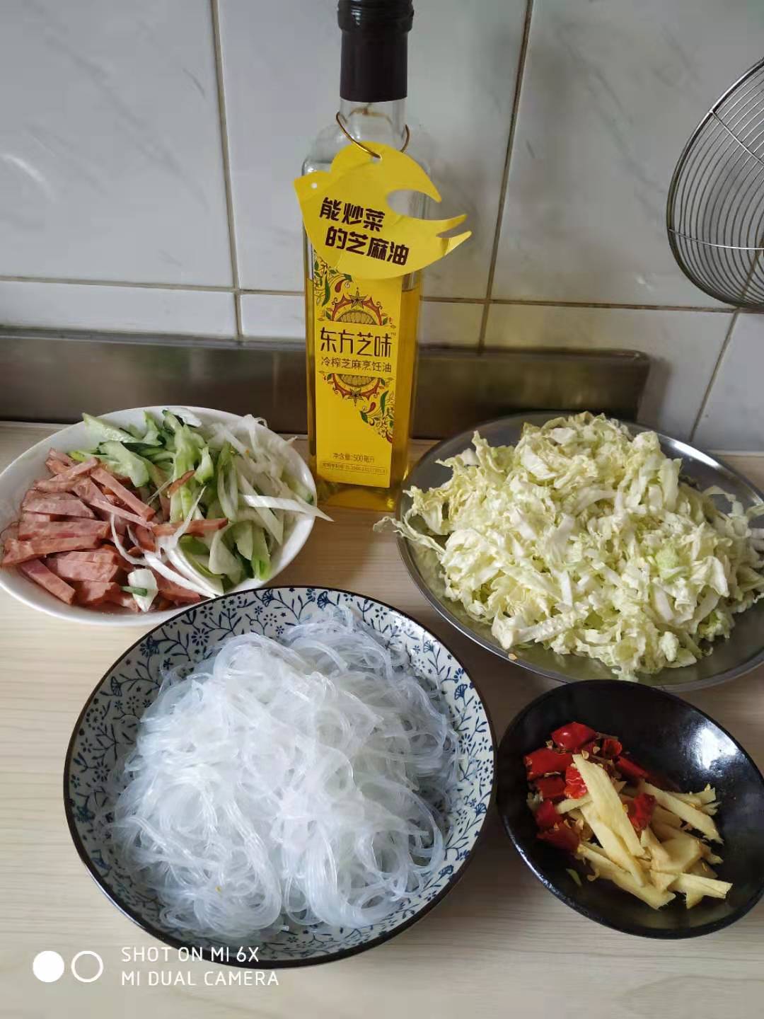 凉拌火腿肠金针菇干豆腐,凉拌火腿肠年夜饭飘香