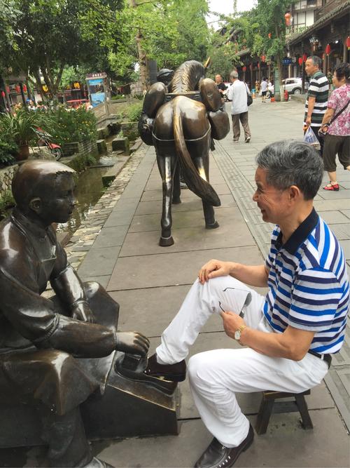 成都曾经街头的小生意：擦皮鞋、削菠萝、改裤脚、换拉链