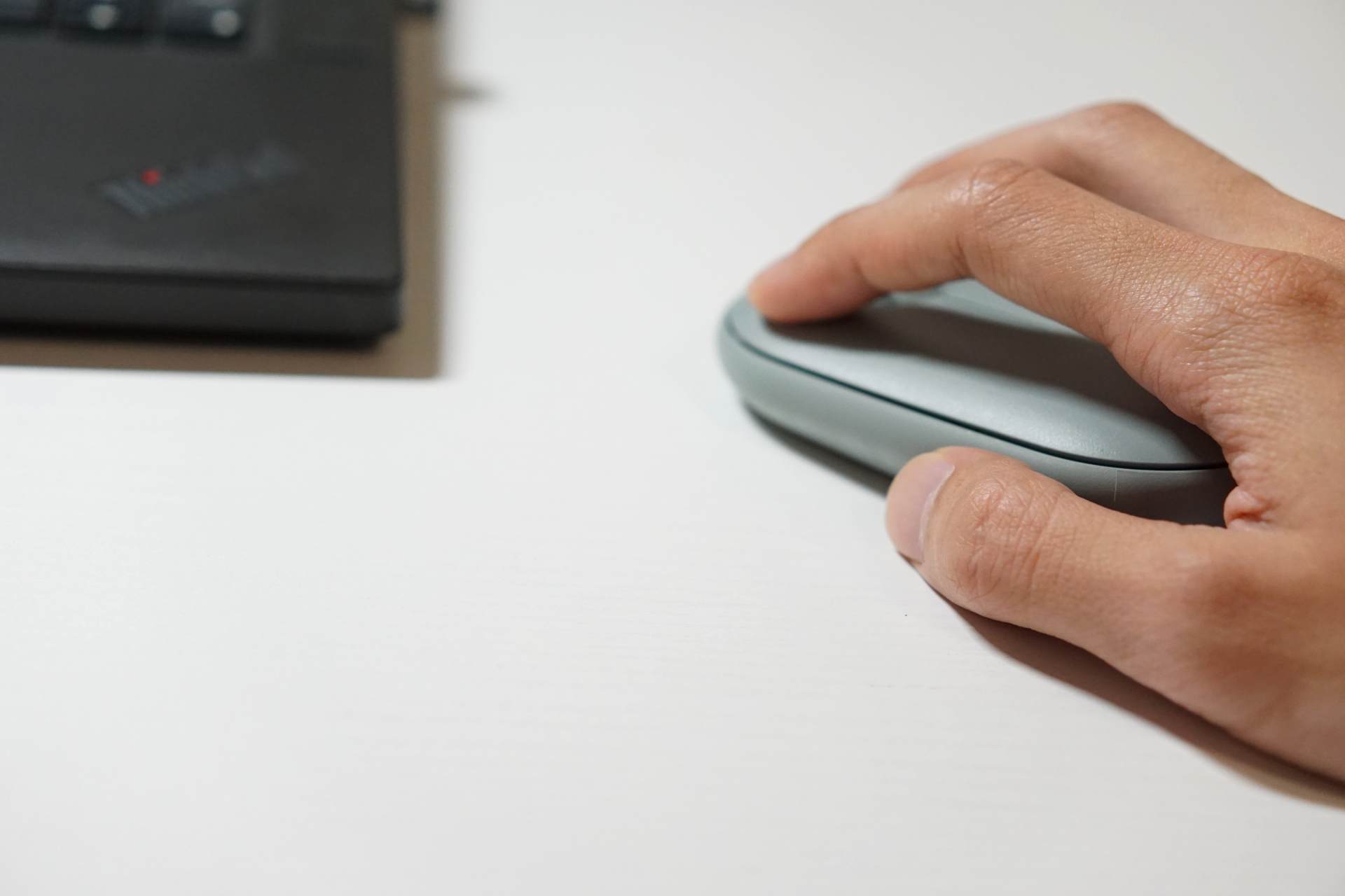 罗技无线鼠标pebble怎么切换蓝牙,罗技鼠标pebble如何连ipad