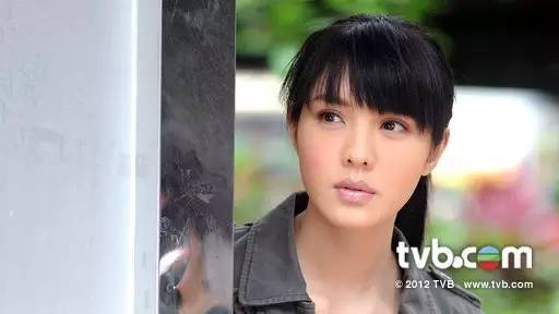 曾患贝尔氏麻痹症如今乐做幸福妈妈与家人一起庆祝四十岁生日