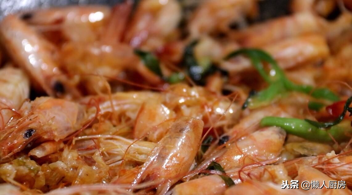 剥完虾仁，壳儿不要扔，这样简单一做，比浓汤宝还鲜，简单又好学