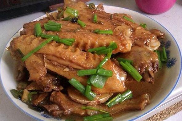 烤鸭怎样才能外酥里嫩,正宗烤鸭制作过程肉质金黄香嫩