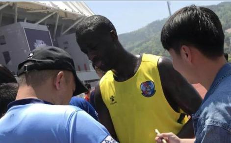 四届非洲足球先生屈尊中甲，打破试训传闻要帮助球队冲超