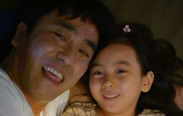 巴西艺术家行为艺术，母女行为引路人争议，网友：性无知真可怕