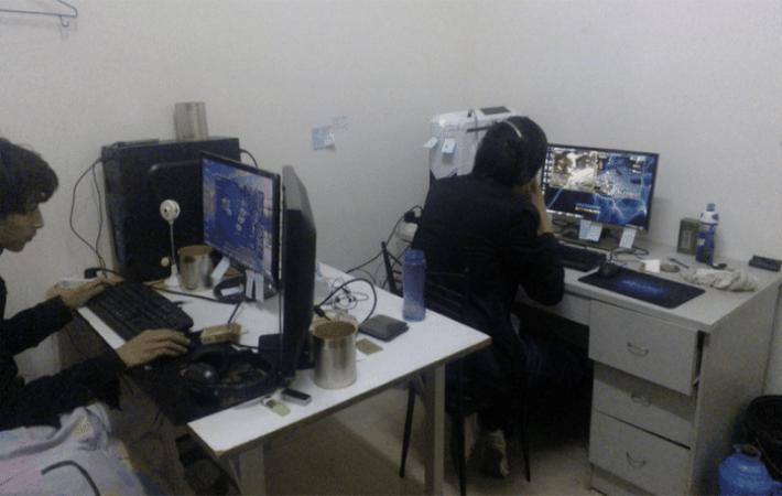 三个小伙合伙,三个小伙出租屋通宵玩电脑