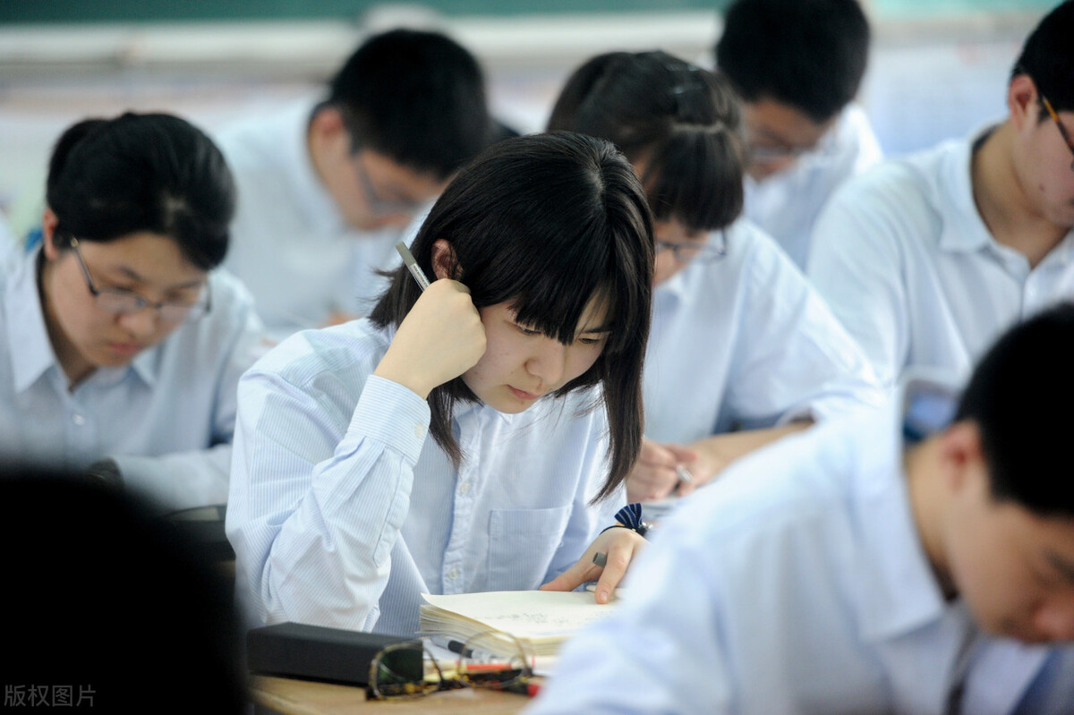 班干部没威信管不住学生怎么办,班干部管理方面问题和解决办法