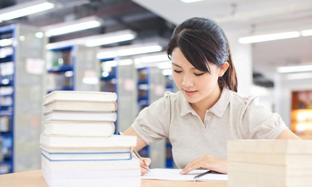 女人年轻头发白是缺少什么,女性白头发是因为缺什么