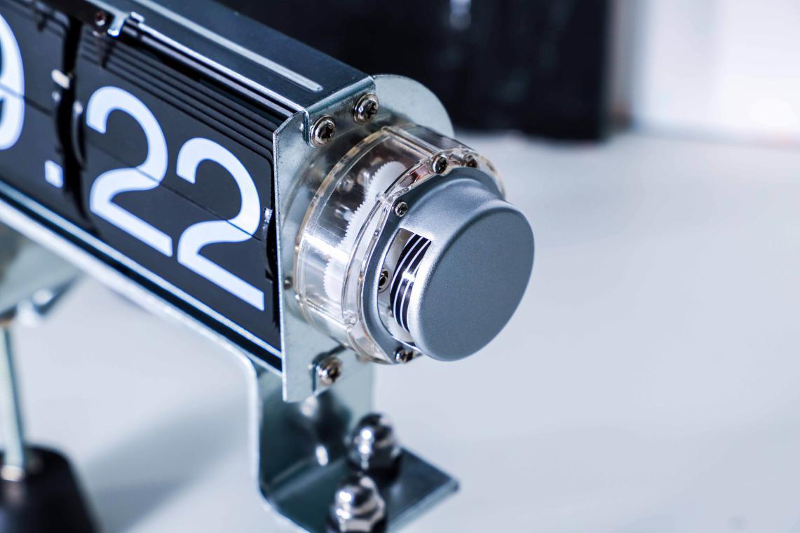 逆天了！没有指针屏幕，这块时钟居然靠翻页来计时