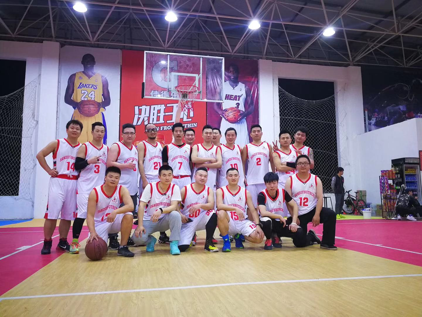 如果你在光谷打篮球,你应该认识这群“老球痞”...