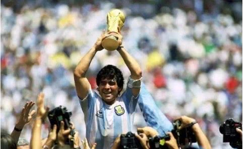 足坛十大巨星排名马拉多纳,是天使亦是恶魔