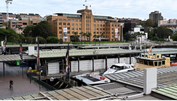 澳洲少女抽烟进火车站被拦后，朝工作人员吐口水并自称新冠患者