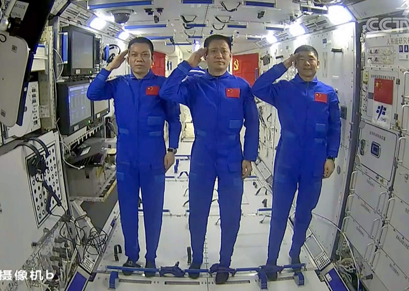 航天员穿航天服的原因,外国航天员穿中国航天服