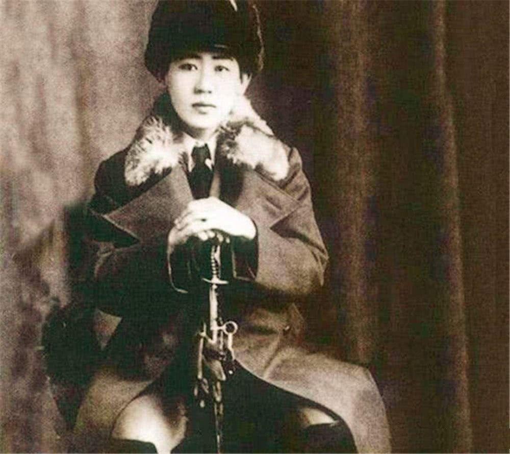 日本女兵为什么背个包包,为什么日本女兵都要背个小包