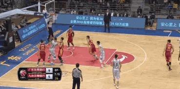 易建联生涯最高分19板6盖帽,易建联生涯最不可思议一球