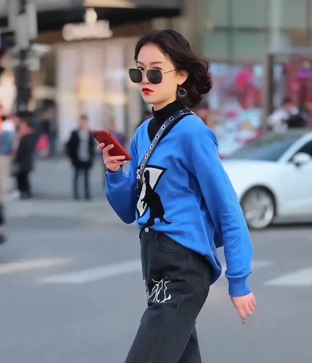 小姐姐的靴子可真有趣，不需要绑鞋带，却在上面钻了16个孔！