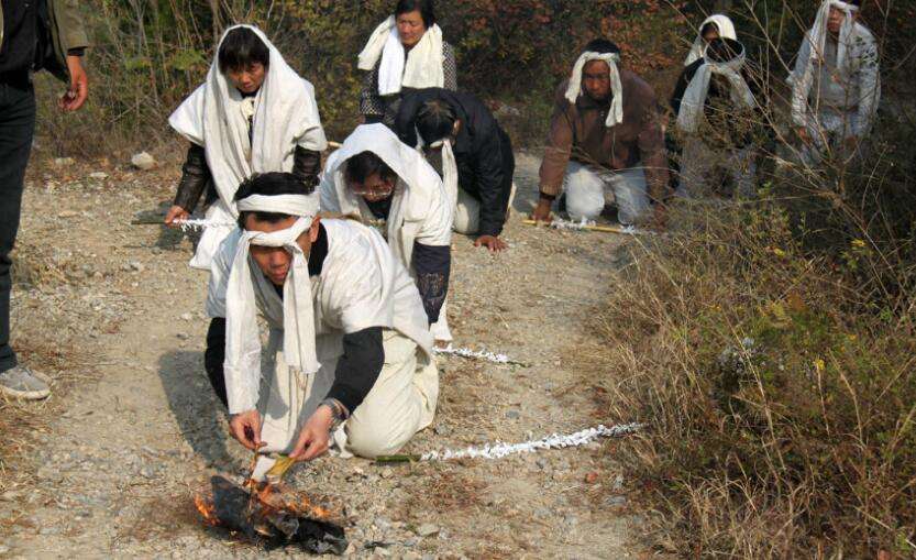 俗语“坟前坟后两家当，家败人亡恐相离”，什么意思，有何讲究？