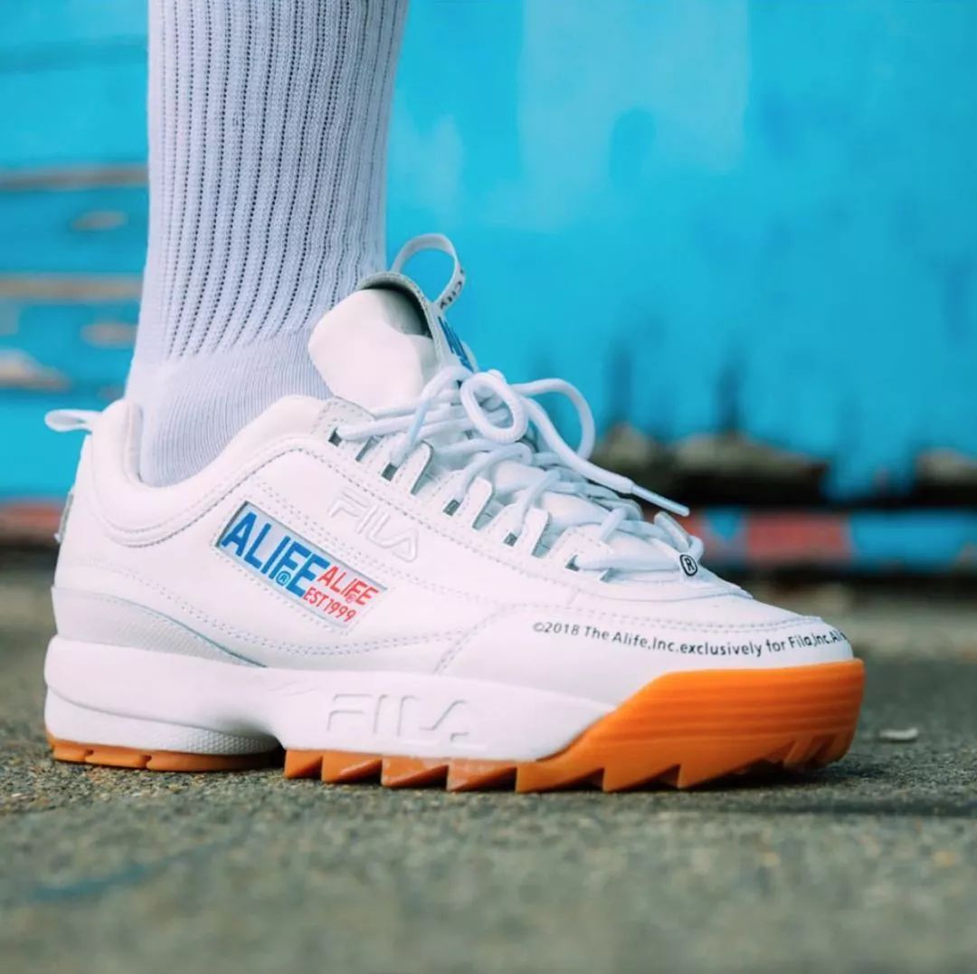 人生处处是陷阱万分小心,人生处处有坑我们要擦亮双眼