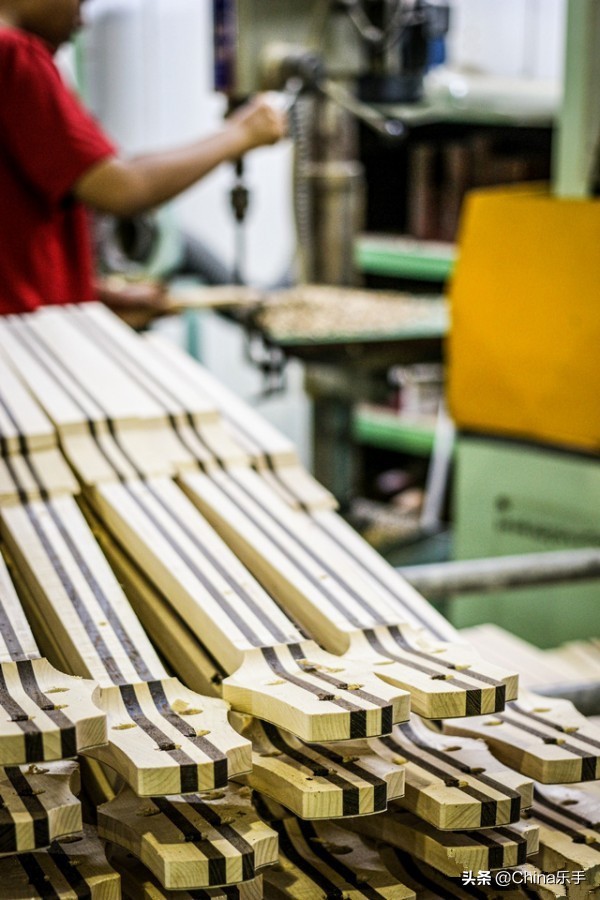 跟随帝声乐器参观世界著名吉他制造商之一Cort印度尼西亚工厂