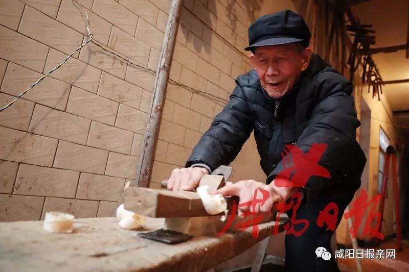 咸阳一位老人，他匠心独具，一木一生