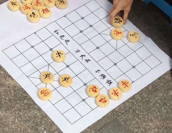 女朋友的房间里找到的工具,她说是手电筒,真以为我不懂吗?