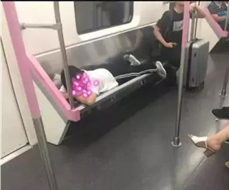 小孩在公交车上尿尿被指责,孩子地铁车厢小便