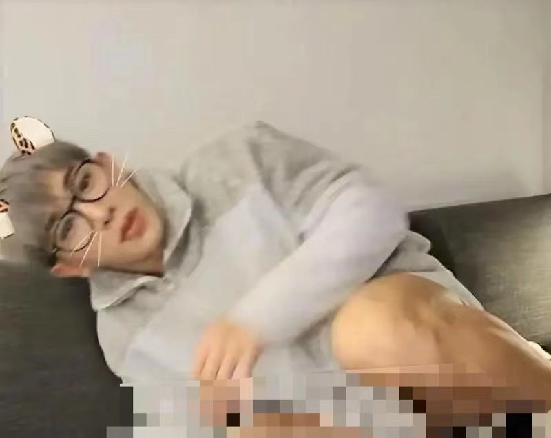 韩团偶像直播又翻车，不穿*裤底**露私密部位，前科累累曾进少管所