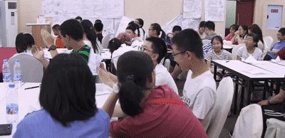 大学老师开性教育课堂，42个男女孩一起淡定讨论，家长都点赞