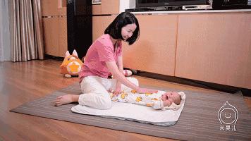 新生儿胀气和肠绞痛推拿手法视频,新生儿肠胀气的排气操视频