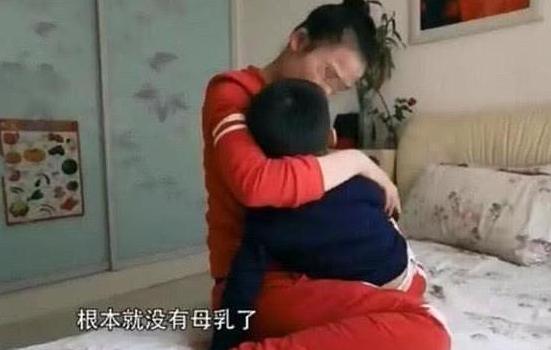 妈妈含泪跪拜孩子后续,妈妈大哭孩子无动于衷