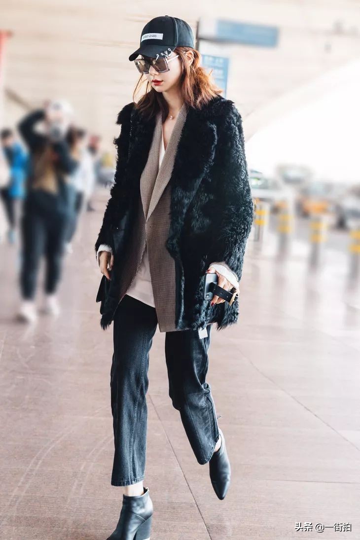 戚薇放大招了，竟穿了羽绒服和睡衣现身机场，混搭界的扛把子啊！