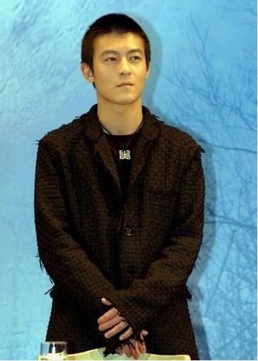 王源剪寸头感受,王源伯克利板寸