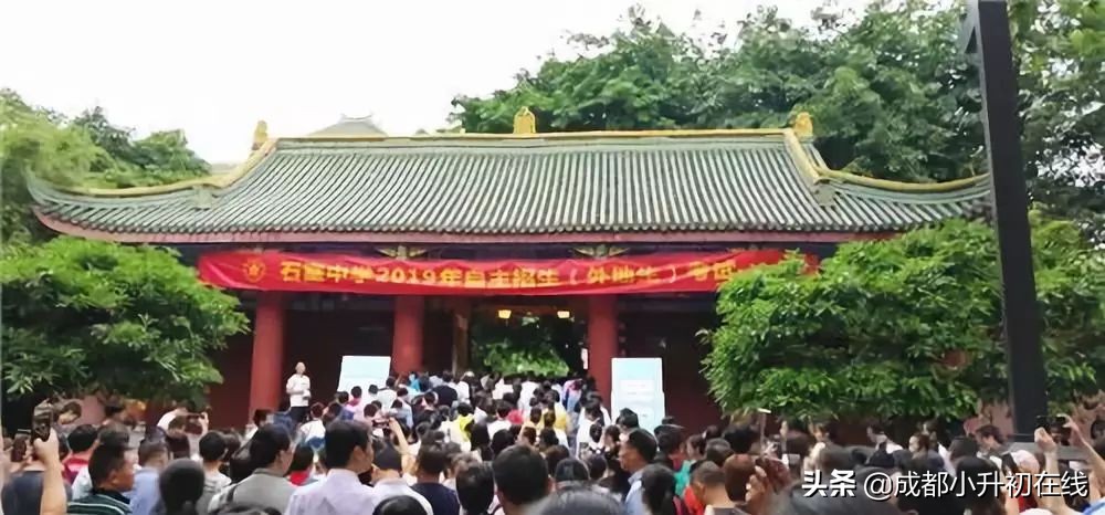 家长挤破头让孩子进私立中学,为什么家长挤破头都想上小学