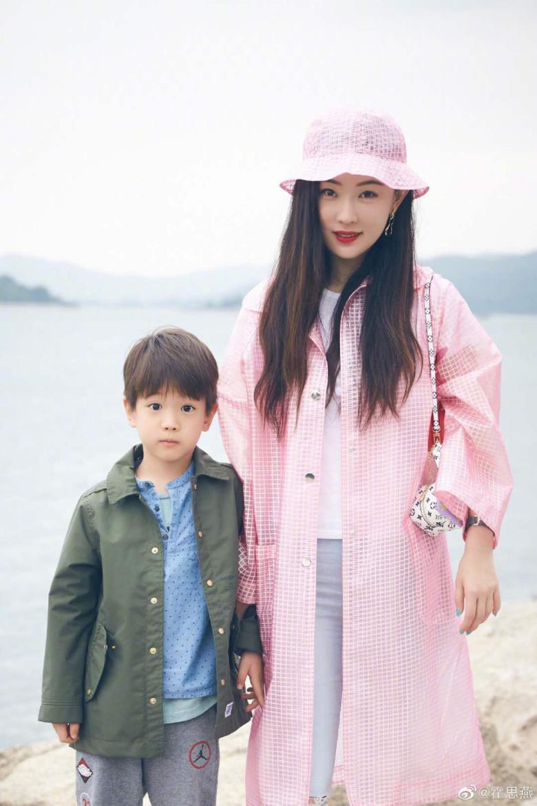 霍思燕深夜聚餐,霍思燕私下抽烟