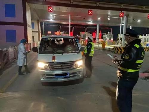 众志成城党旗飘扬在疫情防控一线,党旗飘扬在防疫工作一线