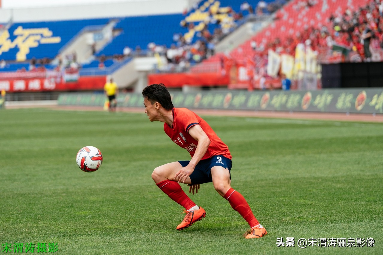 他有意识，脚下的控球和突破技术，任意球出色，左脚打门力量奇大