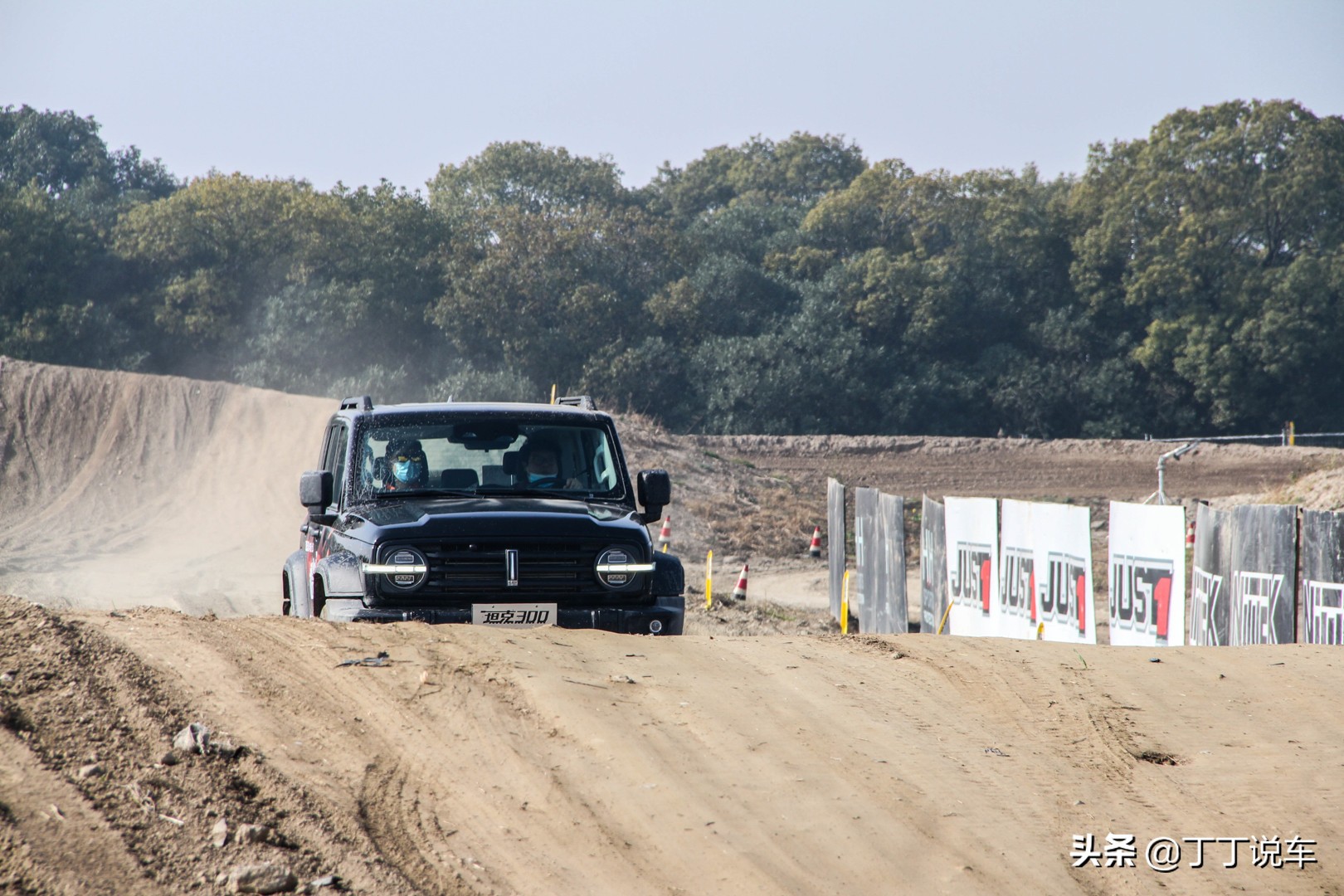 伤害高、*辱侮**性也极强，试驾WEY坦克300