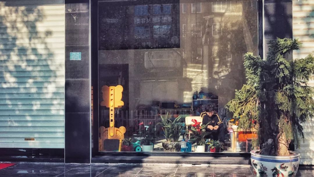 疫情下的县城夜晚照片真实,疫情时期农村的真实生活