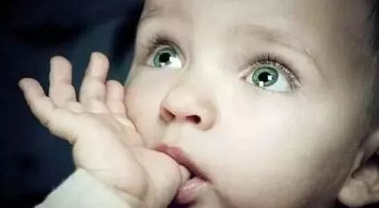 有关宝宝吃手的小故事,关于宝宝吃手的句子