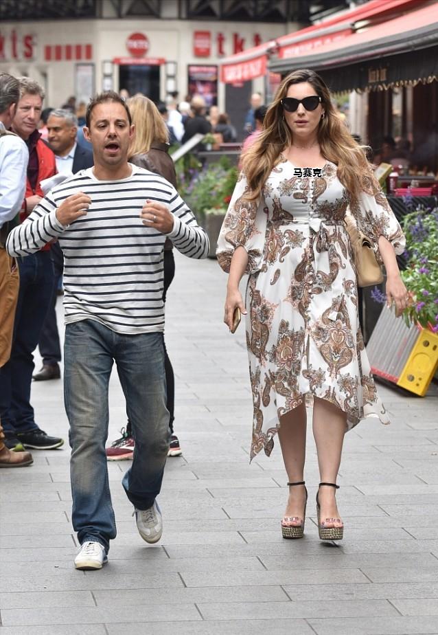 足球宝宝大变身,足球宝贝小姐姐变装曼联